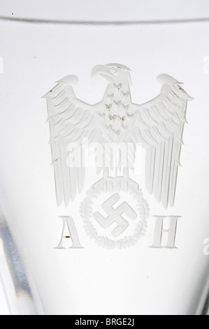 Adolf Hitler, six verres de gobelet de son service de table pour le champagne, le vin rouge, le vin blanc, le vin doux, le sherry et le schnaps. Cristal de plomb avec des bords dorés, tiges coupées en facettes et avec des bases rondes, camourées. Un aigle debout au-dessus de la croix gammée avec le monogramme A.H.' coupé dans les côtés de l'arrière-plan. Le bas avec le repère du fabricant. Hauteurs 20,17.5, 16.5, 14.5,13 et 9.5 cm. Seul un très petit nombre de lunettes ont été conservées du service de table personnel d'Hitler. Provenance: Hermann Historica,vente aux enchères 24,1991,lots 4694,4698,4711 et vente aux enchères 25,1992,lo,droits-supplémentaires-Clearences-non disponible Banque D'Images