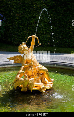 Golden angel fontaine au parterre de l'ouest du château de Linderhof Banque D'Images