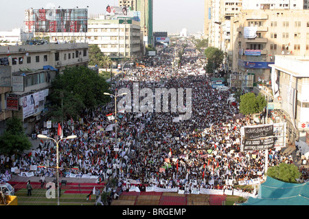 Les partisans de l'Muttehda Qaumi Movement écouter des discours, chef du MQM Altaf Hussain au cours de rassemblement pour la libération de Dr.Aafia Banque D'Images