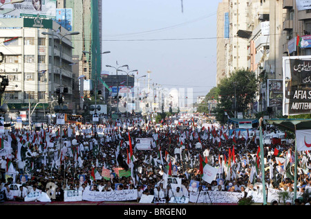 Les partisans de l'Muttehda Qaumi Movement écouter des discours, chef du MQM Altaf Hussain au cours de rassemblement pour la libération de Dr.Aafia Banque D'Images