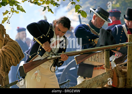 Les hommes de la Marine royale, la lutte contre les Français au cours d'une reconstitution de la bataille de Waterloo 1815 Banque D'Images