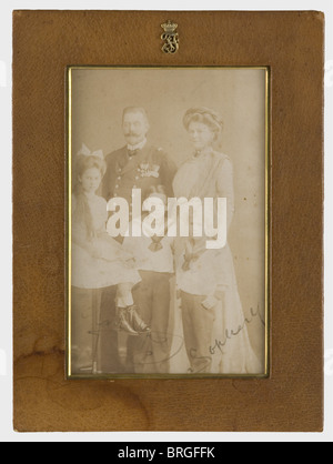 Archduke Franz Ferdinand d'Autriche-Este et de la duchesse Sophie von Hohenberg, une photographie dédiée dans un cadre de présentation UNE photo de famille avec les trois enfants, Sophie, Maximilian, et Ernst. Franz Ferdinand dans l'uniforme de son amiral. Signatures d'encre sur le bord inférieur, 'Franz' et 'Opie'. Dans un cadre en cuir autonome sur carton de rechange. Monogramme 'FF' superposé sous la couronne d'un archduke sur le cadre. 24,5 x 18,5 cm. Photographie dédiée rare d'environ 1910/12., personnes, 1910, XXe siècle, objet, objets, photos, coupures, coupures, découpe, c, Banque D'Images