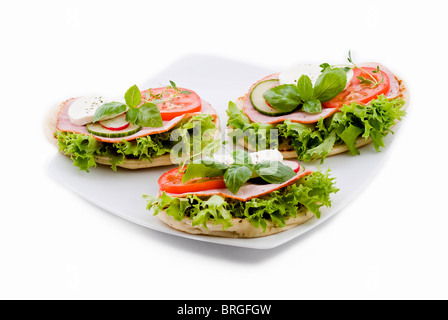 Sandwiches de légumes frais sur pain pita - isolé Banque D'Images