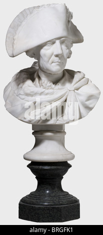 Frédéric le Grand, un buste en marbre, 2ème moitié du 19ème siècle représentation expressive du roi prussien portant un tricorne et un hermine. Travail d'art de haute qualité sculpté en marbre blanc. Socle séparé. Hauteur 68 cm. Socle supplémentaire en marbre noir/vert avec base octogonale. Hauteur 25 cm. Les deux pièces avec de petits défauts/puces en raison de leur âge., historique, historique, peuple, 19e siècle, Prusse, Prusse, allemand, Allemagne, militaria, militaire, objet, objets, alambics, coupure, découpes, découpes, hommes, hommes, droits additionnels-Clearences-non disponible Banque D'Images