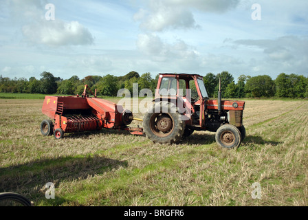 Le tracteur et l'équipement vintage Banque D'Images