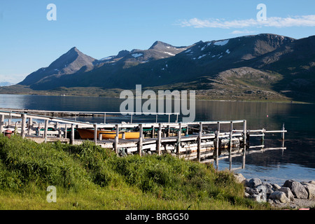 Piers dans la colonie de Slettnes sur l'île de Vanna / Vannoya Comté de Troms, Norvège du Nord. Banque D'Images