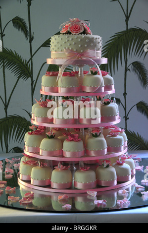 Cinq niveaux d'un gâteau de mariage rose et blanc composé de gâteaux de tasse. Dorset, UK 2009 Banque D'Images