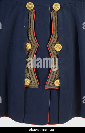 Le prince héritier Georg de Saxe(1832 - 1904), un modèle 1872 uniforme général UN grand manteau pour les officiers généraux, avec le collier, les poignets et les queues de manteau brodés d'or.Aiguillettes et les épaulières tissées de fil d'or rond, portant trois étoiles de rang d'argent et la frange d'argent(bullion).boutons dorés au feu dans le modèle spécial pour les officiers généraux saxons.nombreuses boucles pour les barres de médaille et l'ordre Stars.lourdement rembourré, superposé de soie rouge Doublure.Article a été porté.pas de dégâts de papillon.couleurs fraîches.de la période où Georg était prince de couronne.il a seulement régné comme roi pour deux, droits supplémentaires-Clearences-pas disponible Banque D'Images