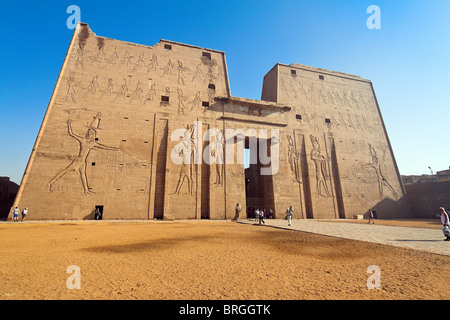 L'Afrique, l'Egypte, Edfou, Horus Tempel, impressionnant bâtiment de la période ptolémaïque. Banque D'Images