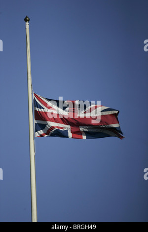 Un syndicat britannique drapeau flotte en berne. Photo par James Boardman. Banque D'Images
