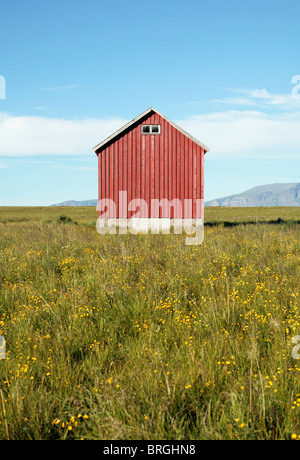 Maison sur l'île de Vanna / Vannoya Comté de Troms, Norvège du Nord. Banque D'Images