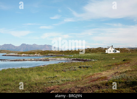 Maison sur l'île de Vanna / Vannoya Comté de Troms, Norvège du Nord. Banque D'Images