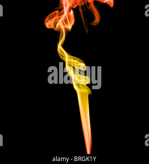 Un sentier de la fumée de couleur sur un arrière-plan noir Banque D'Images