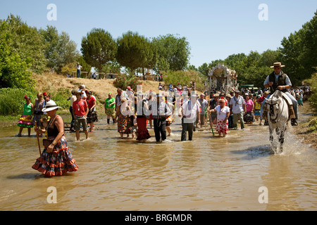 Peregrinos haciendo el Camino del El Rocio Villamanrique Séville Andalucía España Pilgrims Way d'El Rocio andalousie espagne Banque D'Images