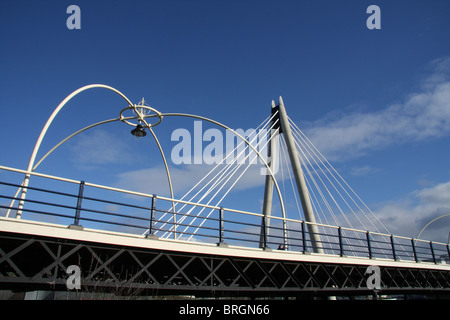 Une partie de la jetée (au premier plan) avec la Marine Way Bridge derrière de Southport, Lancashire, Royaume-Uni. Banque D'Images