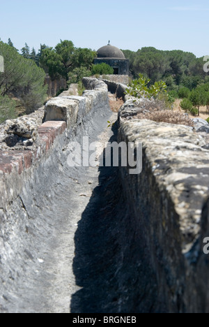 Pegões aqueduc monumental à Tomar. La chaîne de transport de l'eau Banque D'Images