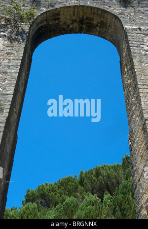 Pegões aqueduc monumental à Tomar. Arches et piliers. Banque D'Images