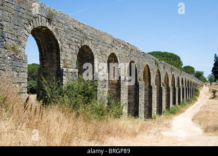 Pegões aqueduc monumental à Tomar. Rangée d'arches et de trail. Banque D'Images