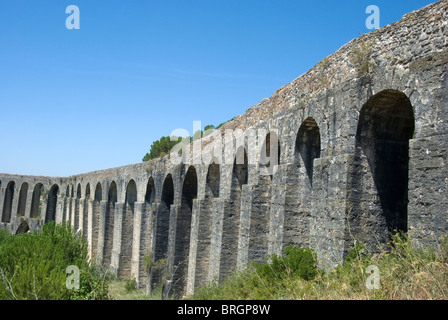 Pegões aqueduc monumental à Tomar. Rangée d'Arches Banque D'Images