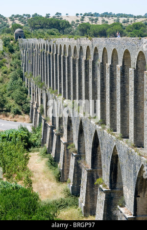 Pegões aqueduc monumental à Tomar. Rangée d'arches. Banque D'Images