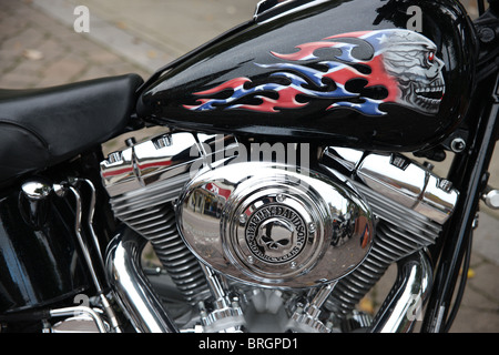 Harley custom moteur et réservoir essence avec crâne de détails. Banque D'Images