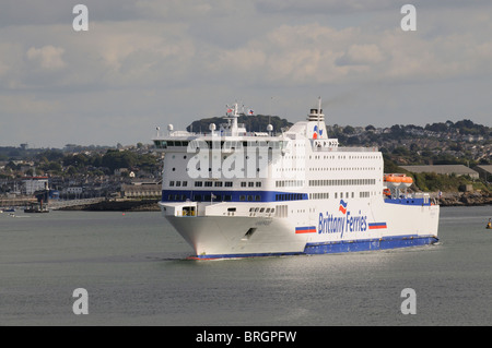 Armorique MV une Brittany Ferries ferry roro société entrant à Plymouth ferry terminal vu ici sur plymouth Devon, Angleterre Banque D'Images