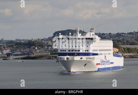 Armorique MV une Brittany Ferries ferry roro société entrant à Plymouth ferry terminal vu ici sur plymouth Devon, Angleterre Banque D'Images