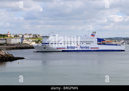 Armorique MV une Brittany Ferries ferry roro société entrant à l'entrée du port ferry de Plymouth avec un fond au large de Plymouth Hoe UK Banque D'Images