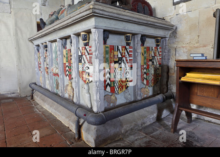 Caractéristiques internes et artefacts qui se rapportent à l'église St Bartholemews à Moreton Corbet, Shropshire, Angleterre. Banque D'Images