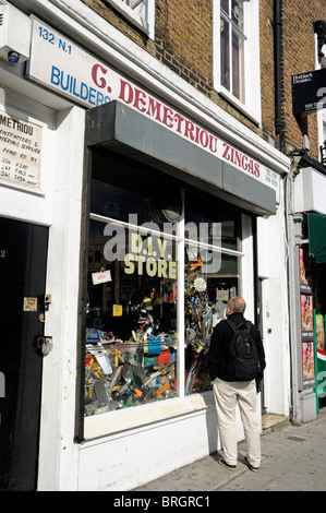 L'homme à la recherche de la fenêtre d'un magasin de bricolage London England UK Banque D'Images