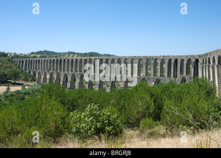 Pegões aqueduc monumental à Tomar. Rangée d'arches et la vallée. Banque D'Images