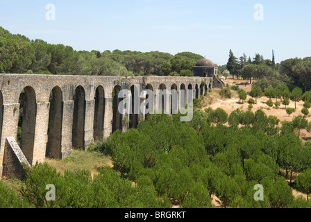 Pegões aqueduc monumental à Tomar. Rangée d'arches et la vallée. Banque D'Images