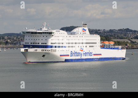 Armorique MV une Brittany Ferries ferry roro société entrant à Plymouth ferry terminal vu ici sur plymouth Devon, Angleterre Banque D'Images