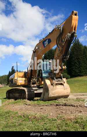 CAT digger sur la pente de ski alpin en été Banque D'Images