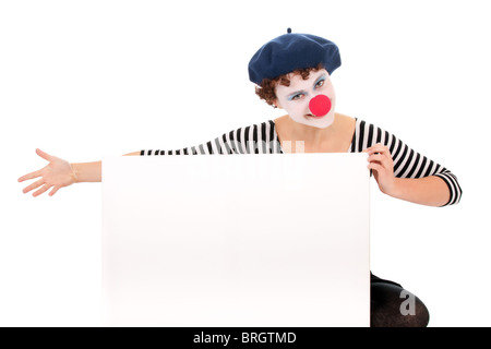 Jolie femme clown holding blank billboard isolé sur fond blanc Banque D'Images