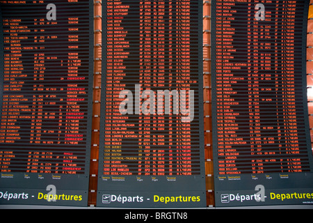 Conseil de départ situé dans l'aéroport de Paris-Charles de Gaulle, Paris, France. Banque D'Images