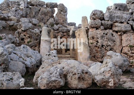 Entrée du temple de Ġgantija, la première d'une série de temples mégalithiques de Malte à Gozo Banque D'Images