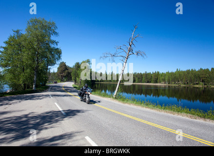 Biker roulant sur la campagne finlandaise , Finlande Banque D'Images