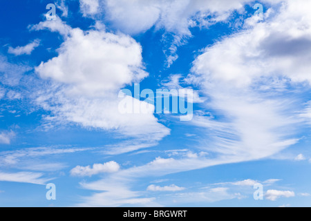 Une formation de nuages mixtes au-dessus du parc national de Yorkshire Dales Royaume-Uni Banque D'Images