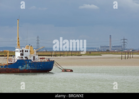 L'estuaire de la rivière Medway et Kingsnorth centrale à charbon, l'île de Grain, Kent, Angleterre. Banque D'Images