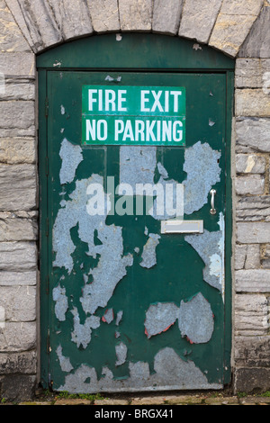 Sortie de secours et pas de panneaux de stationnement sur une porte avec de la peinture, Barbican de Plymouth, Devon, UK Banque D'Images