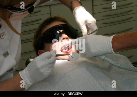 Les jeunes enfants ayant des check-up dentaire dents de l'inspection d'hygiène et de contrôle Banque D'Images