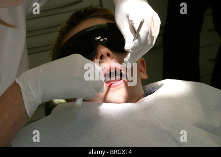 Les jeunes enfants ayant des check-up dentaire dents de l'inspection d'hygiène et de contrôle Banque D'Images