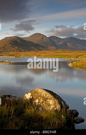 Soleil du matin à travers le sombre paysage de Lochan na-Achlaise Blackmount à Rannoch Moor. Inverness-shire. L'Écosse 6789 SCO Banque D'Images