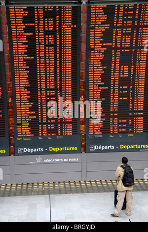 Conseil de départ situé dans l'aéroport de Paris-Charles de Gaulle, Paris, France. Banque D'Images