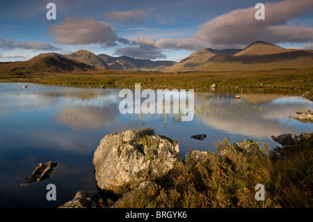 Soleil du matin à travers le sombre paysage de Lochan na-Achlaise Blackmount à Rannoch Moor. Inverness-shire. L'Écosse 6790 SCO Banque D'Images