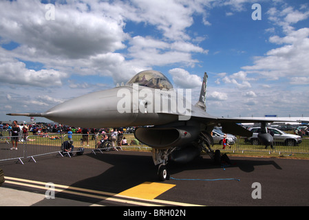 Dans un rôle de combat, le F-16, la manoeuvrabilité et la rayon de combat supérieure à celle de tous les chasseurs de menace potentielle. Banque D'Images