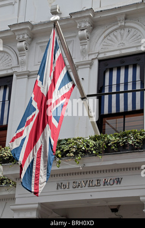 L'Union flag flying du Gieves & Hawkes hommes vêtements traditionnels store 1 Savile Row, London, UK Banque D'Images