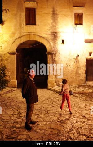 ©John Angerson Gabriel David se prépare pour la fête de San Giuseppe, à Scopello, Sicile. Banque D'Images