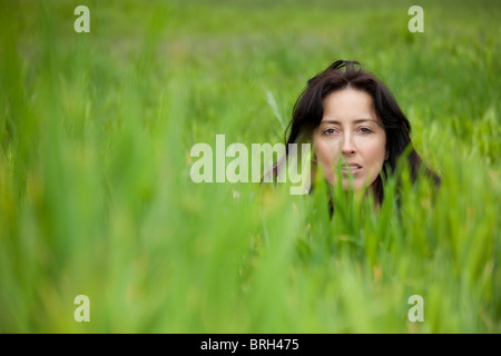 Portrait de femme dans l'herbe fraîche meadow Banque D'Images